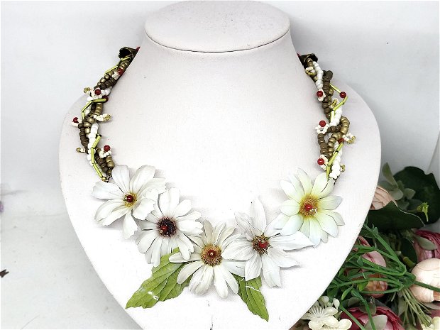 Coller white daisy /margele toho si coral