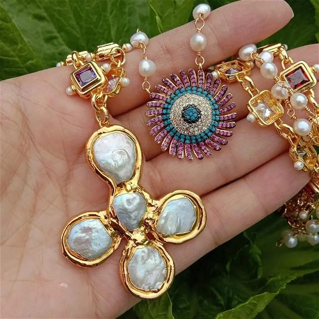 Colier perle cultura, perle keshi, cristale colorate si pandantiv