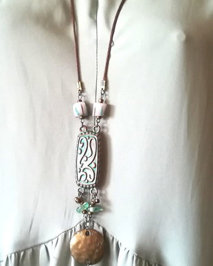 Colier boho lung cu pandantiv antichizat cu arabescuri
