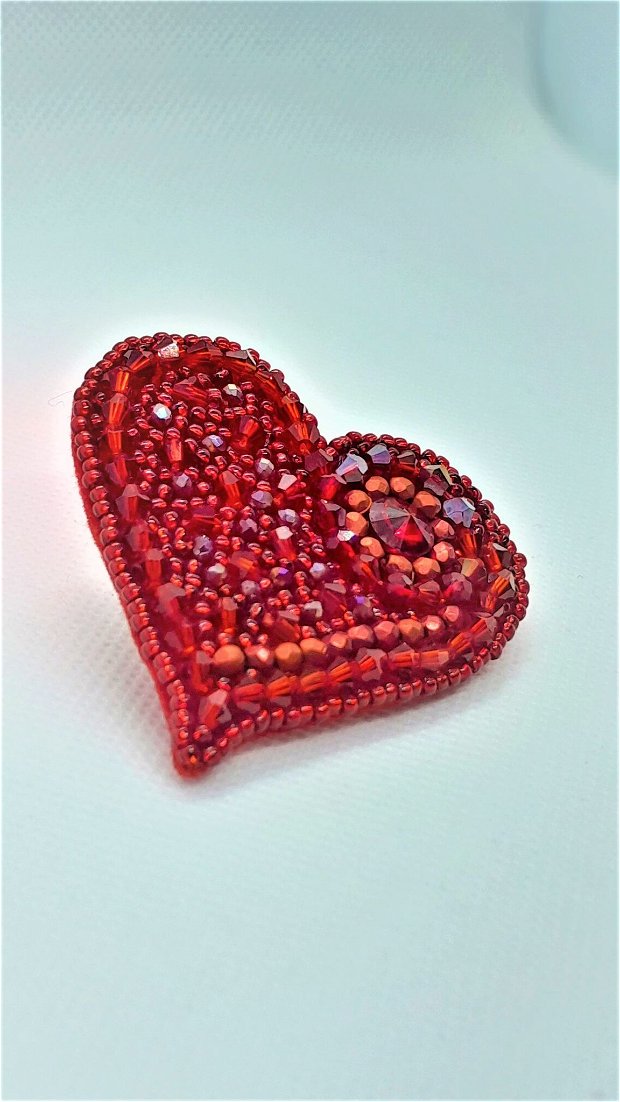 Brosa handmade cu cristale - inima - rosie