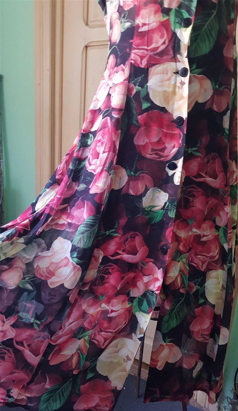 Rochie florala vascoza cu decupaje pe spate
