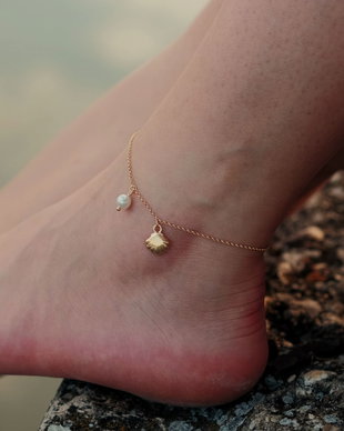 Bratara de picior din argint placat cu aur, scoica si perla Swarovski