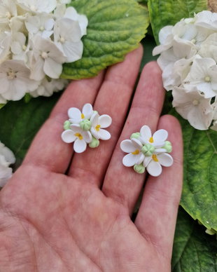 Cercei liliac alb