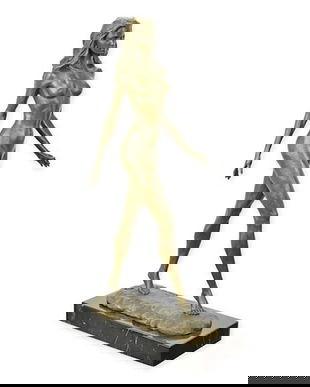 Nud- statueta mare din bronz pe un soclu din marmura