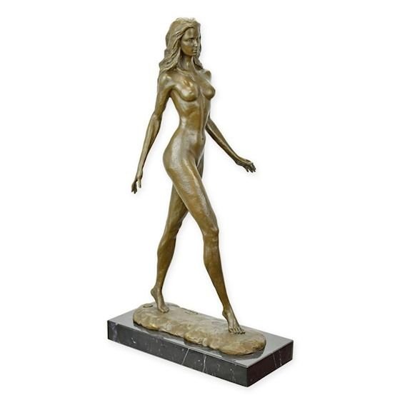 Nud- statueta mare din bronz pe un soclu din marmura