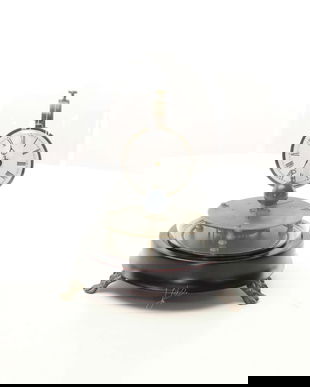 Ceas de masa cu o cupola de sticla