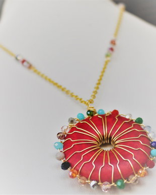 Colier handmade cu pandantiv donut din howlit si ornament din sarma si cristale fatetate