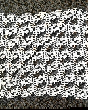 dantela alba cu flori  , patrata , crosetata manual noua , 23 cm