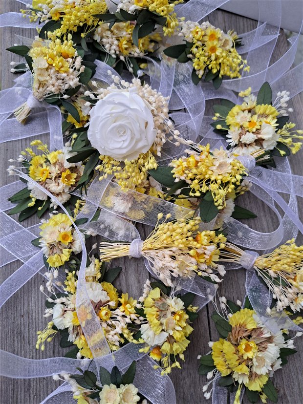 Cocarde nuntă/ Brățări domnișoare onoare-flori naturale uscate și criogenate Alb Galben Verde