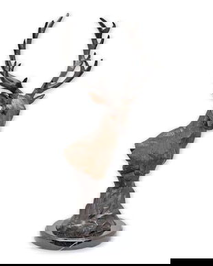 Cap de cerb-statueta din bronz pe un soclu din marmura