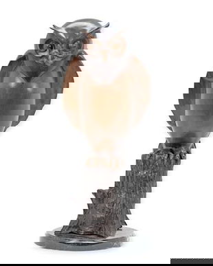 Bufnita-statueta din bronz pe un soclu din marmura