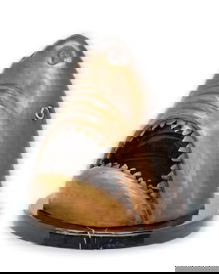 Cap de rechin-statueta din bronz cu un soclu din marmura