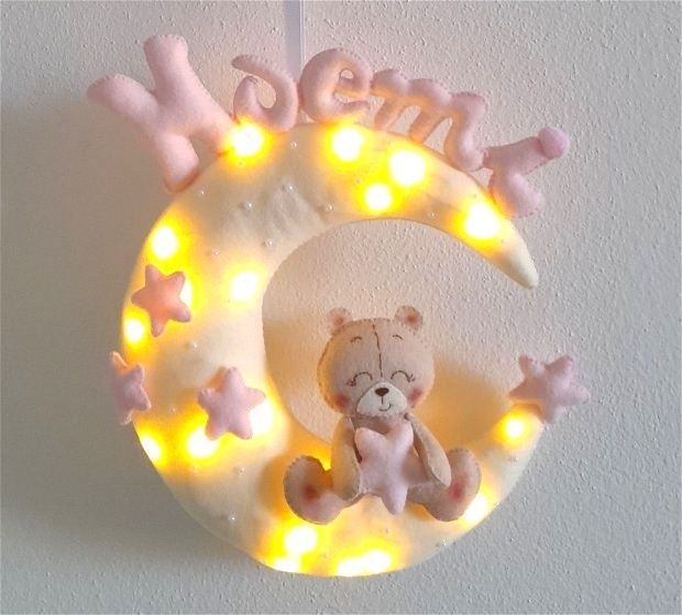 Decoratiune handmade semiluna cu ursulet, personalizata, cu lumini LED pentru camera copilului