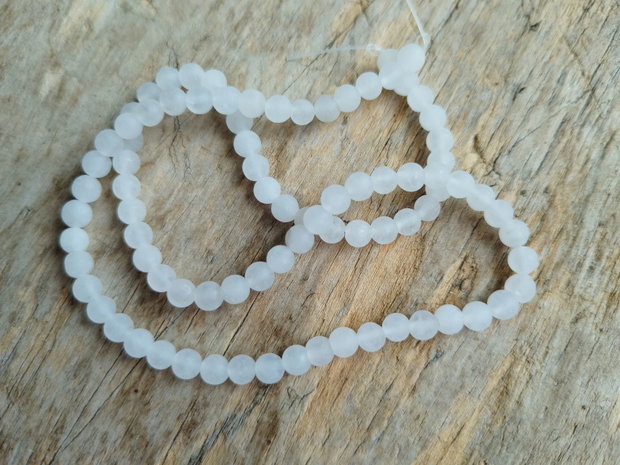Jad alb frosted, 4 mm (sirag 88-90 buc)