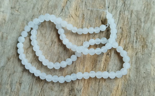 Jad alb frosted, 4 mm (sirag 88-90 buc)