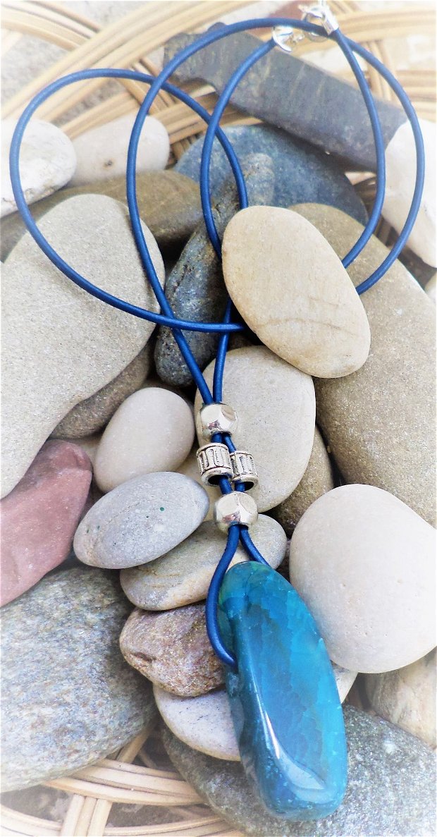 Un colier cu agata albastra distantiere metalice montat pe snur de piele naturala