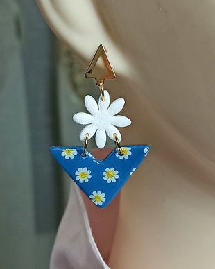 Cercei cu flori din lut polimeric cu tortite inox placate cu aur, cercei estivi. Cercei argila polimerica, cercei fimo.