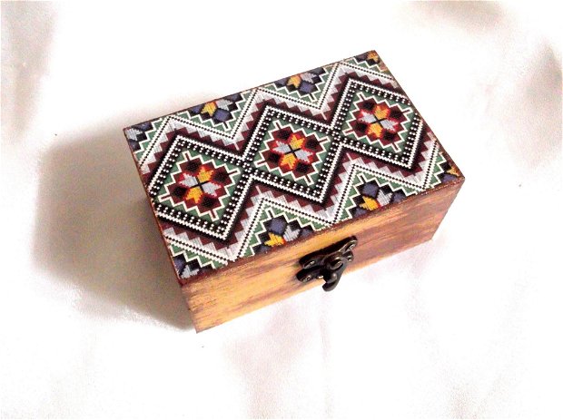 cutie lemn decorata cu motiv traditional 43433