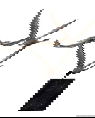 Trei gaste in zbor-statueta din bronz pe un soclu din marmura