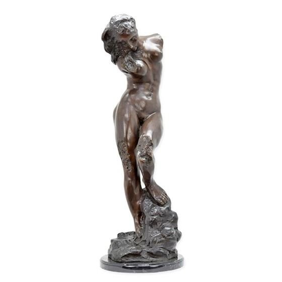 Eva-statueta din bronz cu un soclu din marmura