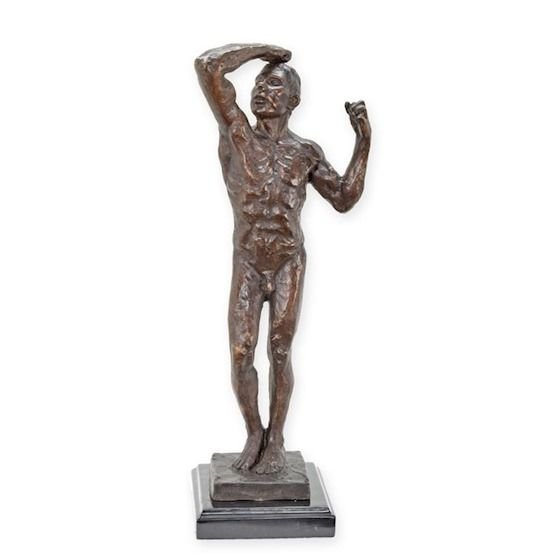 Adam-statueta din bronz pe un soclu din marmura