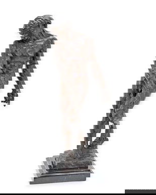 Adam-statueta din bronz pe un soclu din marmura