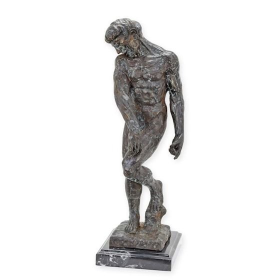 Adam-statueta din bronz pe un soclu din marmura