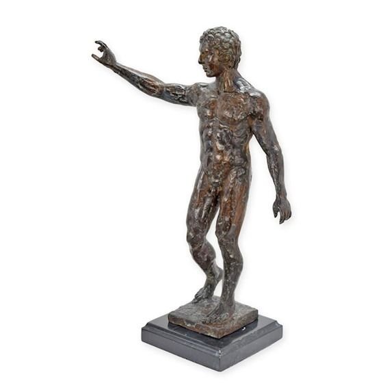David-statueta din bronz cu un soclu din marmura