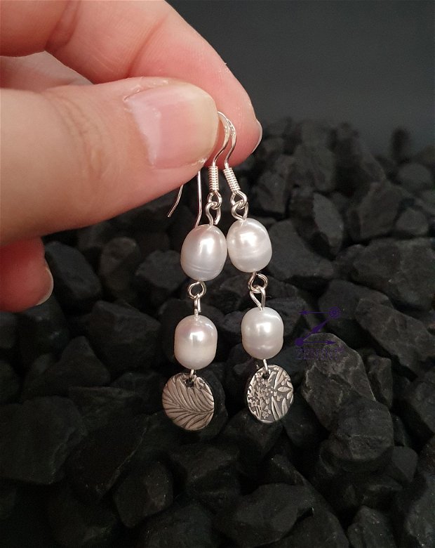 Cercei perle si argint, cercei perle si elemente argint, cercei perle cultura, cercei argint, cercei model botanic, cercei eleganti