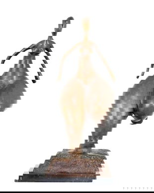 Femeie nud-statueta moderna din bronz pe un soclu din marmura