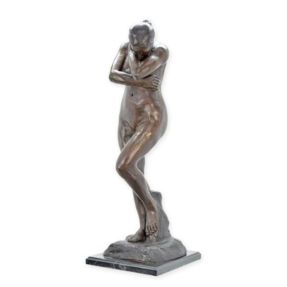 Eva-statueta din bronz pe un soclu din marmura