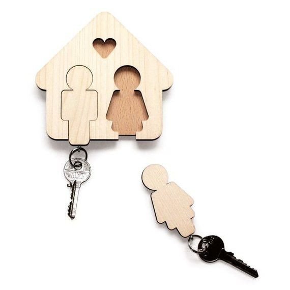 Suport chei din lemn pentru cupluri sub forma de casuta si breloc inclus