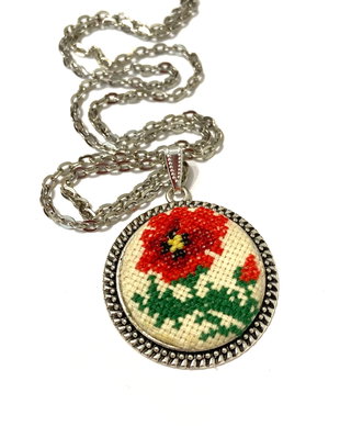 Colier cu broderie manuala-mac rosu, pe panza taraneasca crem