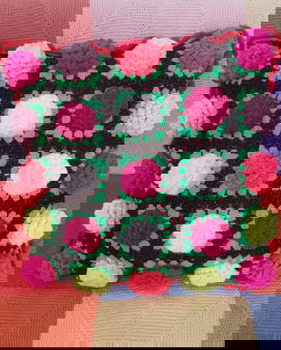 Perna fantezie cu flori in relief