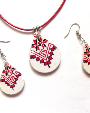 set bijuterii lemn cu motiv traditional 43247