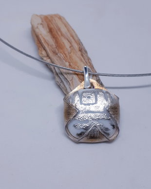 Pandantiv unicat, din argint fin, cu cabochon patrat din portelan pictat cu model geometric