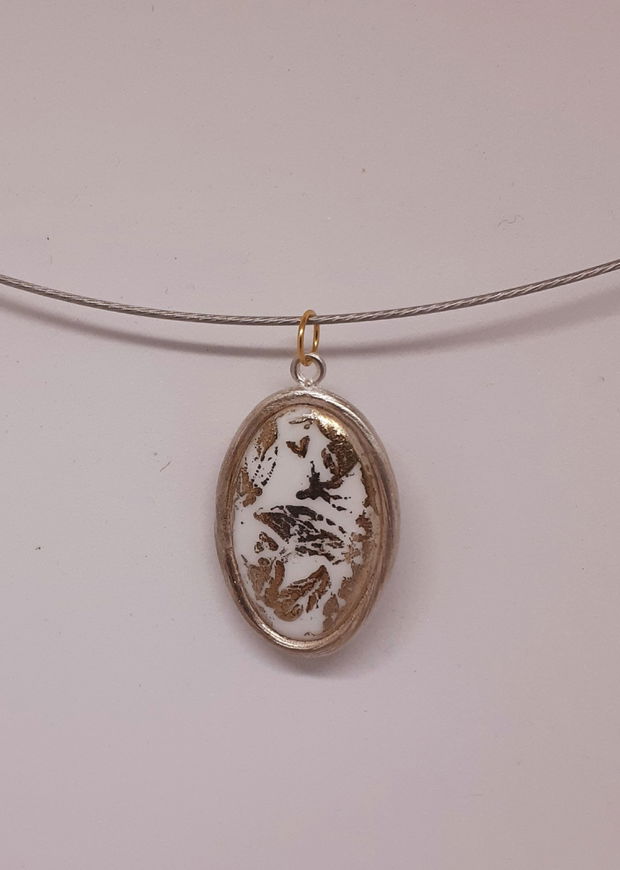 Pandantiv unicat, din argint fin, cu cabochon oval de portelan pictat cu model vintage