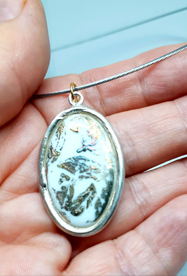 Pandantiv unicat, din argint fin, cu cabochon oval de portelan pictat cu model vintage
