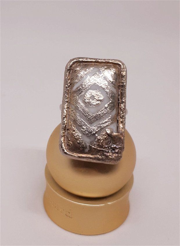 Inel unicat din argint pur, cu cabochon dreptunghiular de portelan, pictat cu model geometric