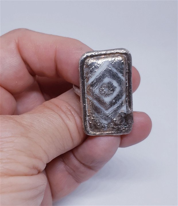 Inel unicat din argint pur, cu cabochon dreptunghiular de portelan, pictat cu model geometric
