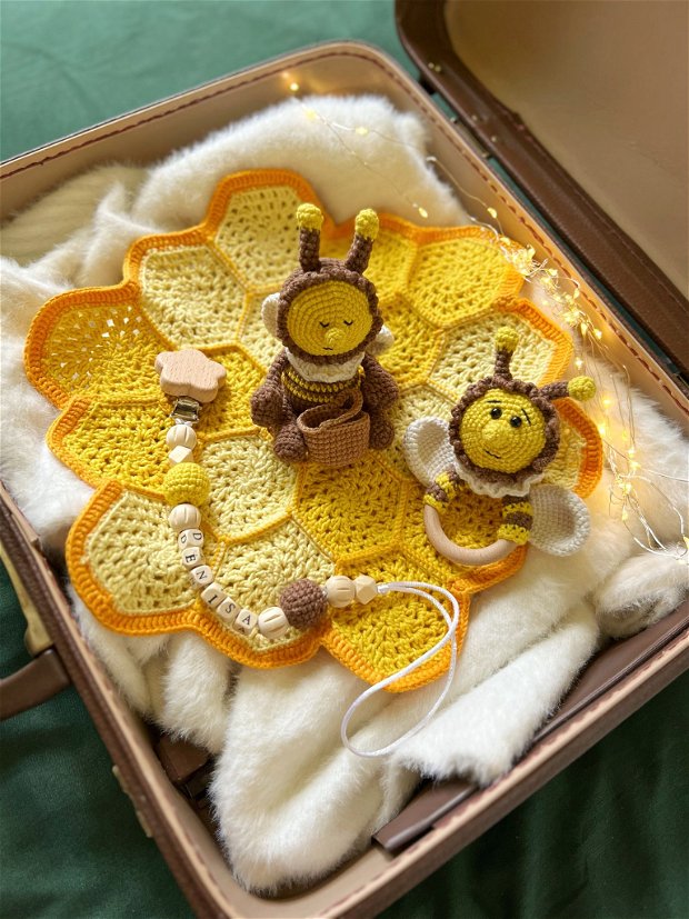 Set cadou bebeluș - albinuta - Paturica atasament, jucarie pentru dentitie si lantisor pentru suzeta crosetat