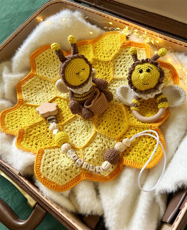 Set cadou bebeluș - albinuta - Paturica atasament, jucarie pentru dentitie si lantisor pentru suzeta crosetat