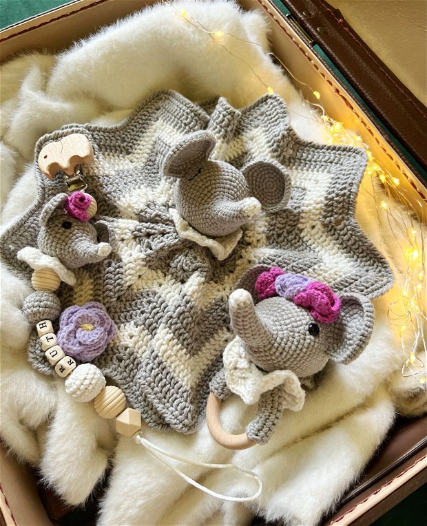 Set cadou bebeluș - elefanti fetițe - Paturica atasament, jucarie pentru dentitie si lantisor pentru suzeta crosetat