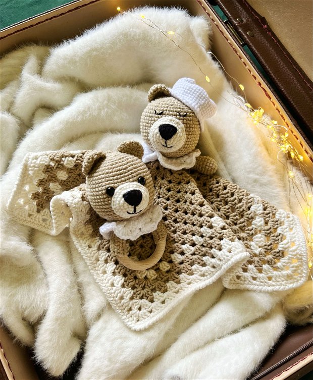 Set cadou personalizat bebeluși - ursuleț - Paturica atasament, jucarie pentru dentitie si lantisor pentru suzeta crosetat