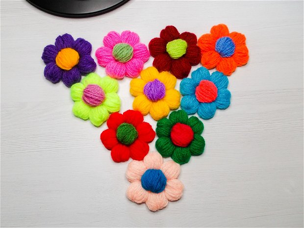 Flori 3D 10 cm, pufoase, diferite culori, crosetate manual. Aplicatii handmade pentru haine. Aplicatie de cusut sau lipit. LA COMANDA