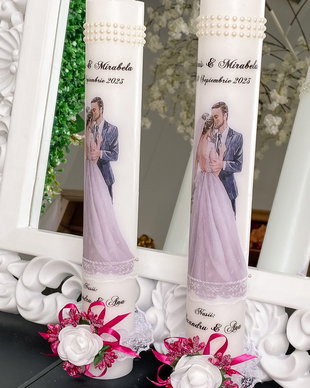 Lumanari de nunta personalizate cu flori artificiale fucsia