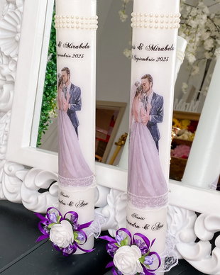Lumanari de nunta personalizate cu flori artificiale mov