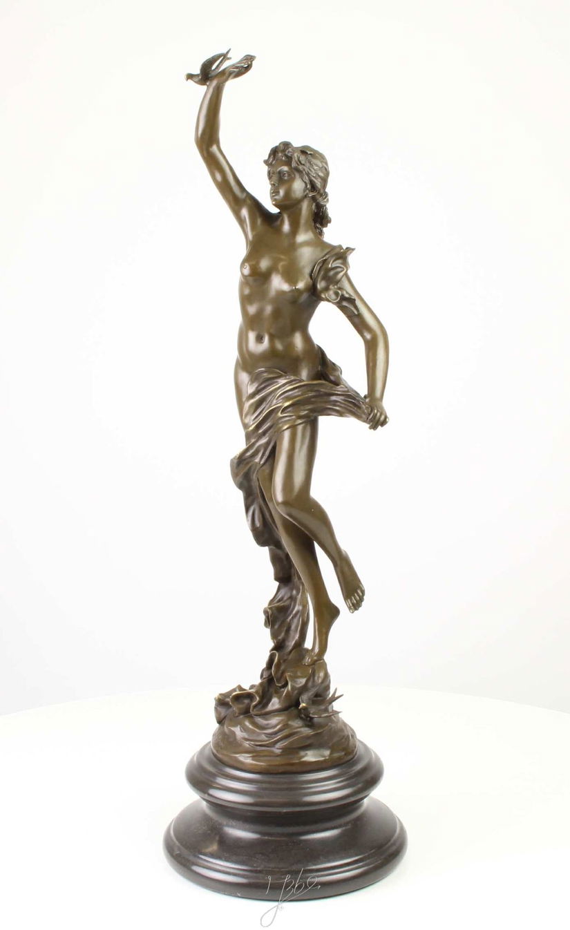 Aurora-statueta din bronz cu un soclu din marmura