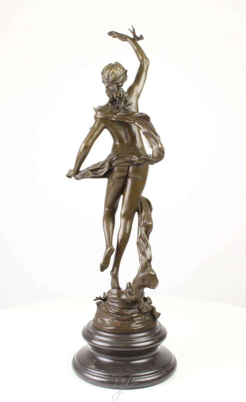 Aurora-statueta din bronz cu un soclu din marmura