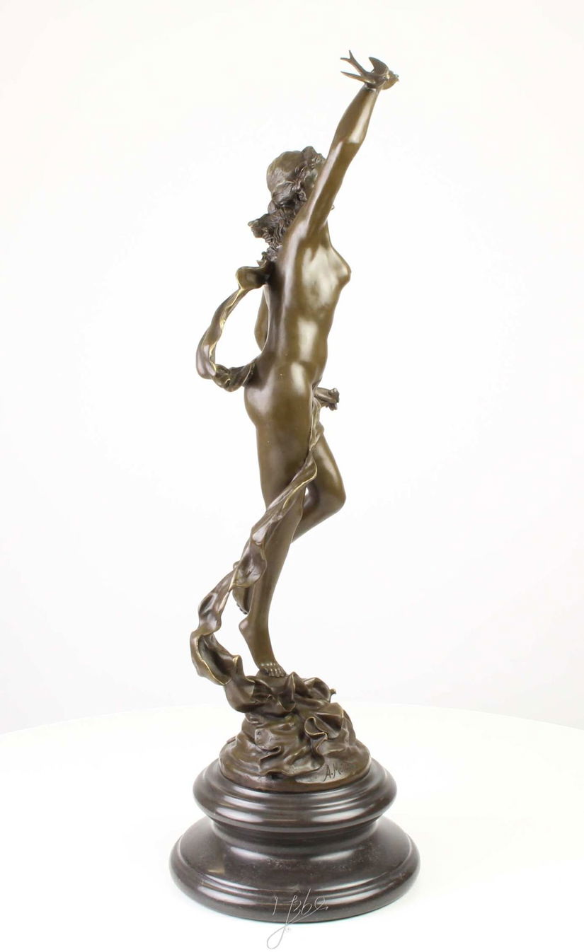 Aurora-statueta din bronz cu un soclu din marmura
